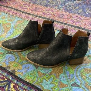 Ankle boots, black w/ silver sheen, man made uppers & 1.5” leather heel